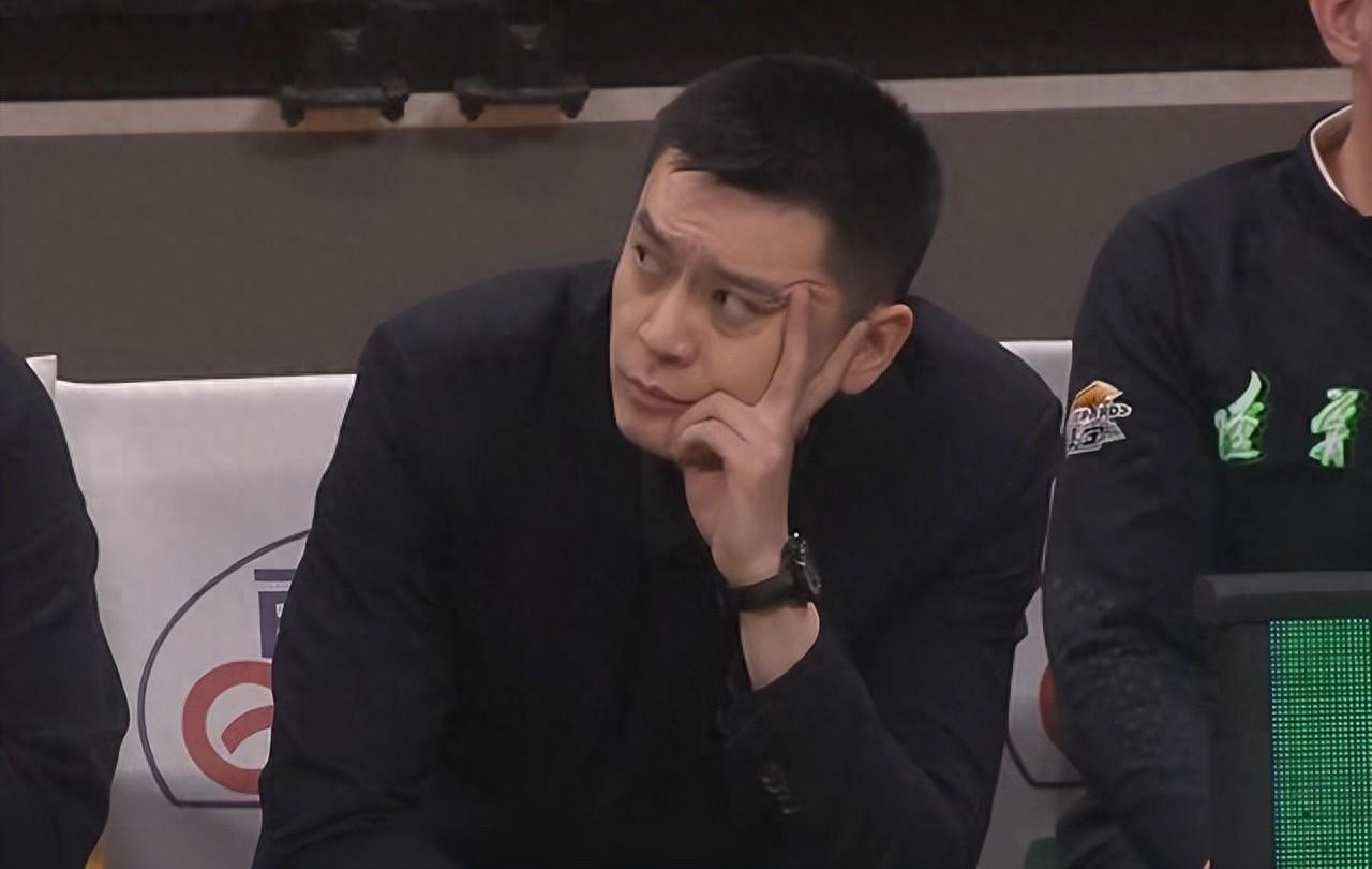 球员交易-唉！裁掉10分外援，签7分水货，净做傻事，41岁少帅连败欲哭无泪