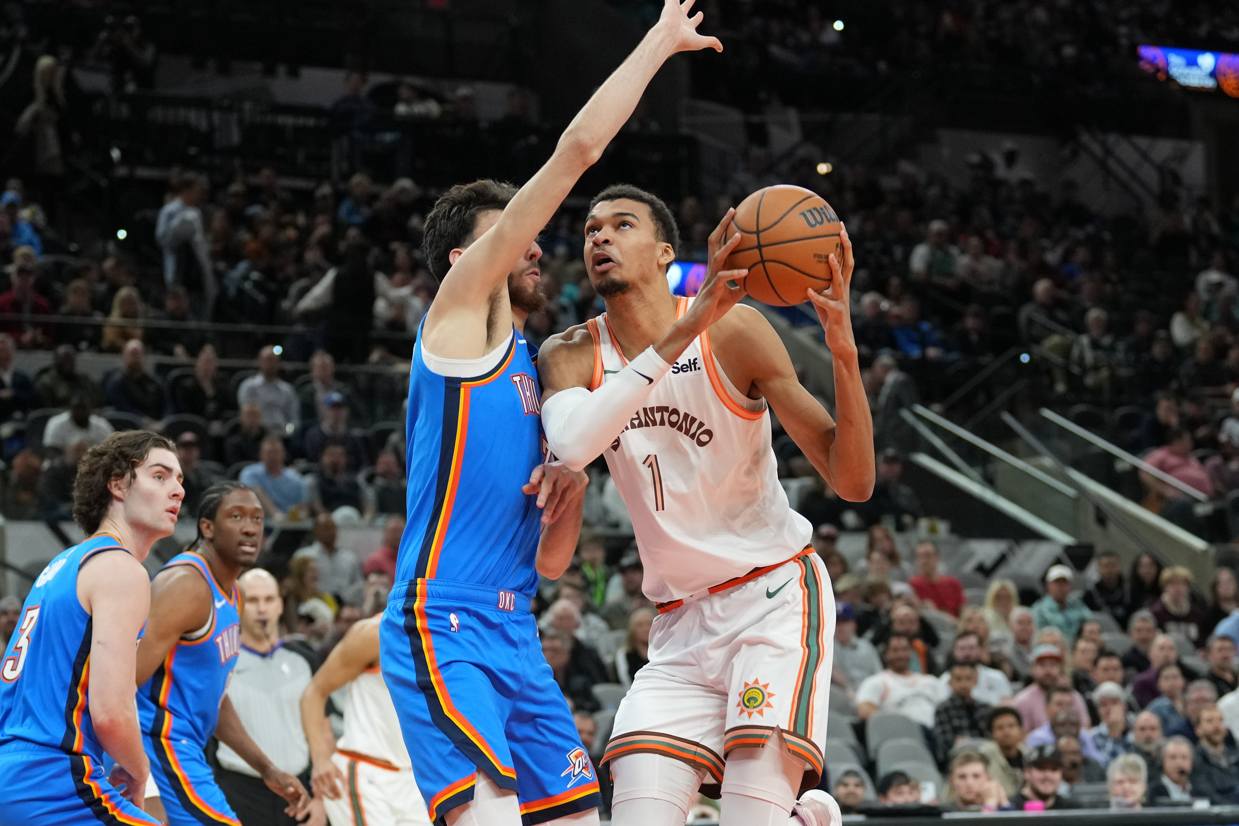 NBA-铆足了劲要打你！文班亚马低位扛着切特 转身抛投丝滑打进